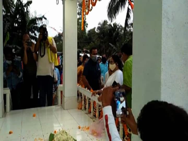 এরপর পাড়ুলবাড়ির শহিদ বেদীতে মাল্যদান করেন।