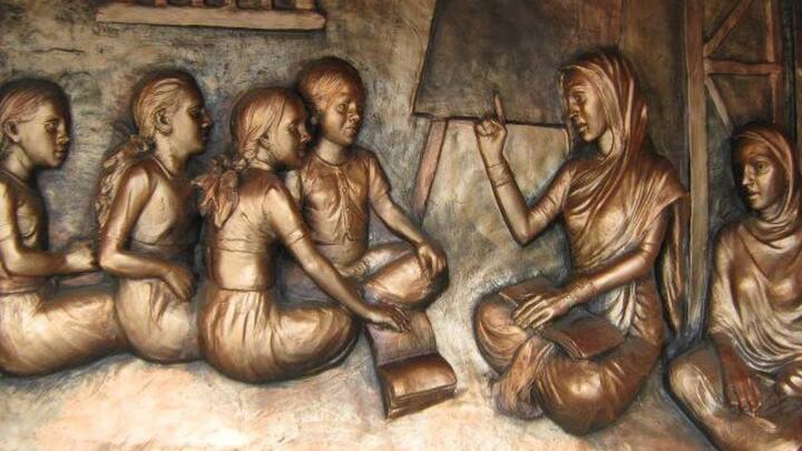 सावित्रीबाईचे लग्न अगदी लहान वयातच झाले होते. 1940 मध्ये जेव्हा ती फक्त 9 वर्षांची होती, तेव्हा तिचे लग्न 12 वर्षांच्या ज्योतिराव फुले यांच्याशी झाले. दोघांनाही मूलबाळ नव्हते म्हणून त्यांनी यशवंतरावला दत्तक घेतले.