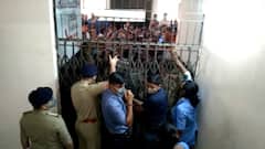 સુરત સિવિલ હોસ્પિટલમાં હડતાળ પર ઉતરેલી કર્મચારીઓ અને પોલીસ વચ્ચે ઘર્ષણ