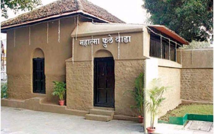 सावित्रीबाई फुले समाजसेविका आणि शिक्षिका होत्या. ज्यांनी शिक्षण मिळवून केवळ समाजातील वाईट प्रवृत्तींचाच पराभव केला नाही, तर जेव्हा समाजात अनेक प्रकारचे लिंगभेद होते अशा वेळी भारतातील मुलींसाठी शिक्षणाची दारे उघडण्याचे महान काम केले आहे.