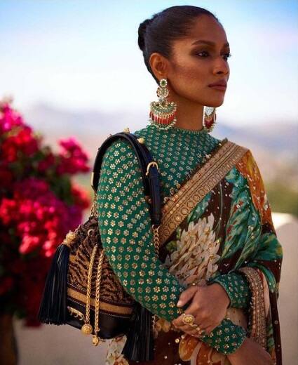 सेलिब्रिटी फॅशन डिझायनर सब्यसाची मुखर्जी कायमच काही अफलातून डिझाईन्स त्यांच्या सोशल मीडिया हँडलच्या माध्यमातून किंवा मग नवनवीन कलेक्शनच्या माध्यमातून सर्वांच्या भेटीला आणत असतात.