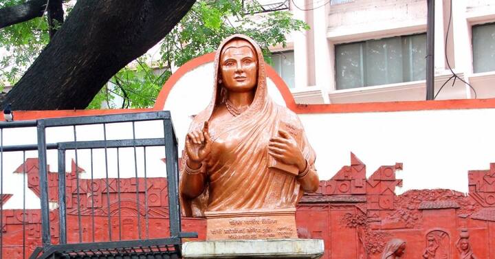 दोघांनीही 1848 मध्ये पुण्यात देशातील पहिली आधुनिक महिला शाळा सुरू केली. सावित्रीबाई फुले आणि ज्योतिराव फुले यांनीही जातीवाद, अस्पृश्यता आणि लिंगभेदाविरूद्ध लढा दिला आहे.