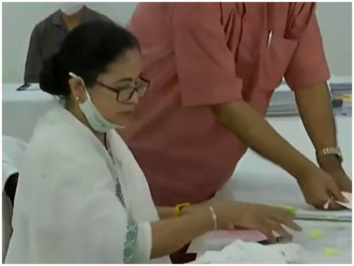 West Bengal assembly elections 2021 CM Mamata Banerjee Files Nomination From Nandigram Seat To Challenge Suvendu Adhikari West Bengal Elections: CM Mamata Files Nomination From Nandigram, Set To Take On Suvendu Adhikari