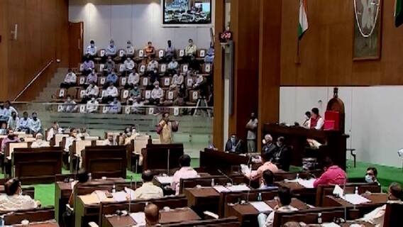 Gandhinagar: પાક વીમાને લઇને ગુજરાત વિધાનસભામાં થયો હોબાળો, જુઓ વીડિયો