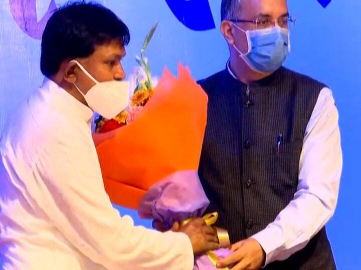 અમદાવાદના મેયર કિરીટ પરમાર બંગલોમાં રહેવાના બદલે કઈ ચાલીમાં આઈવેલા પોતાના ઘરે જ રહેશે ? Ahmedabad new mayor Kirit Parmar ignore shift in Mayor Bungalow, he stay in at home in Chali અમદાવાદના મેયર કિરીટ પરમાર બંગલોમાં રહેવાના બદલે કઈ ચાલીમાં આઈવેલા પોતાના ઘરે જ રહેશે ?