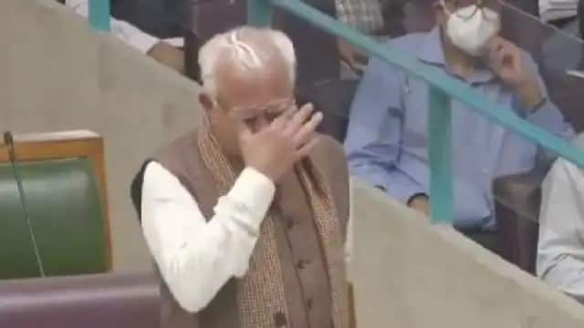 Haryana Budget 2021 CM Manohar Lal Khattar Cries in Assembly Says Couldn't Sleep all night હરિયાણા બજેટ સત્ર દરમિયાન ગૃહમાં રડી પડ્યાં મનોહર ખટ્ટર કહ્યું, 'આખી રાત ઊંઘી ન શક્યો' જુઓ વીડિયો