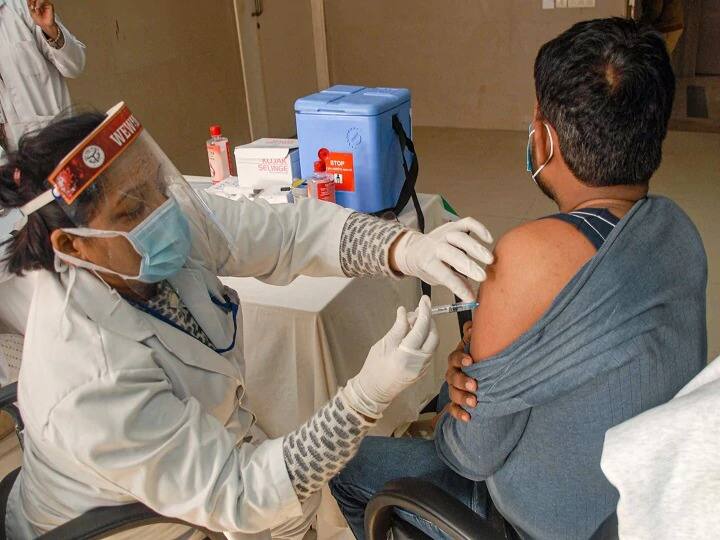 Covid-19 Vaccination India Age Limit 45 Years Coronavirus Breaking News PM Modi Covid-19 Vaccination India : एक एप्रिलपासून 45 वर्षांवरील सर्व नागरिकांचं लसीकरण; मोदी सरकारचा निर्णय