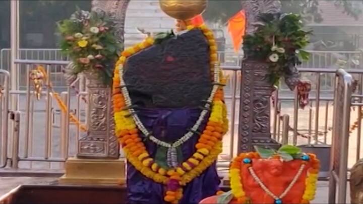 Shani Shingnapur: आज शनिवार आणि वर्षातील पहिली अमावस्या आहे. शनिवारी अमावस्या आल्यामुळे या अमावस्याला शनिश्चर अमावस्या म्हटलं जातं. पौष महिन्यातील शनिवारी येणाऱ्या अमावस्येचा योग विशेष मानला जातो.