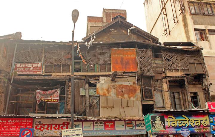 1897 मध्ये सावित्रीबाई व त्यांचा मुलगा यशवंतराव यांनी प्लेगच्या रूग्णांच्या उपचारासाठी रुग्णालय सुरू केले होते.