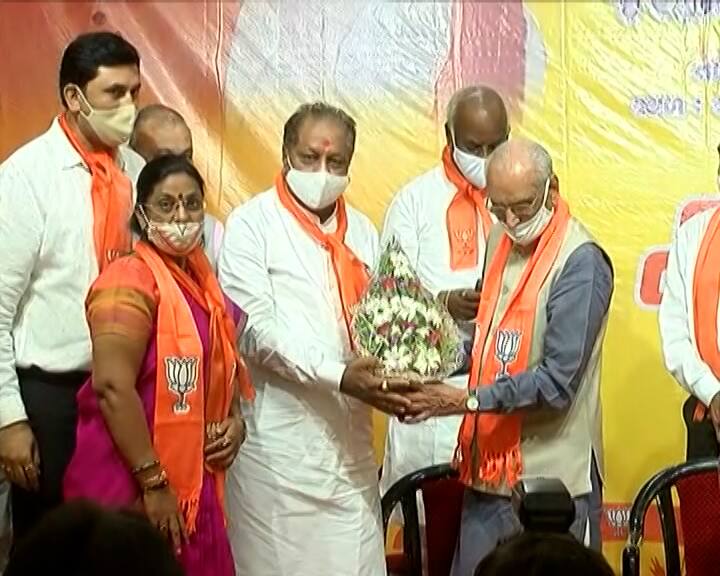 અમદાવાદ મ્યુનિસિપલ કોર્પોરેશનના નવા હોદ્દેદોરોના નામની આજે ભાજપ મુખ્યાલય ખાતે જાહેરાત કરાઈ હતી. આ નિમણૂકોમાં શહેરના તમામ ઝોનને સરખું પ્રતિનિધિત્વ મળ્યું તેનું પૂરતું ધ્યાન રખાયું છે. ભાજપ દ્વારા શહેરના પાંચ સૌથી શક્તિશાળી હોદ્દા પર નિમાયેલા કોર્પોરેટર્સ કોણ છે અને ક્યા વોર્ડનું પ્રતિનિધિત્વ કરે છે તેની વિગતો નીચે પ્રમાણે છે.