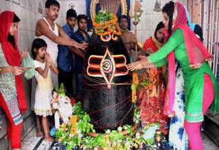 Navratri 2021: નવરાત્રિમાં મહાદેવ મા દુર્ગા માટે બને છે અર્ધનારેશ્વર, જાણો પૂજાનું મહત્વ