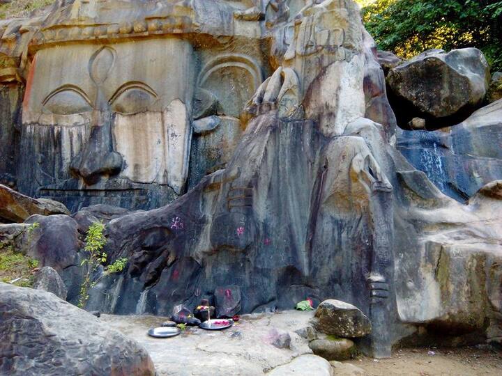 ত্রিপুরার অন্যতম তীর্থক্ষেত্র উনকোটি। পাহাড়ের গায়ে খোদাই করা শিব, গণেশ সহ অন্যান্য দেব-দেবীর মূর্তিগুলি উনকোটির আকর্ষণ।