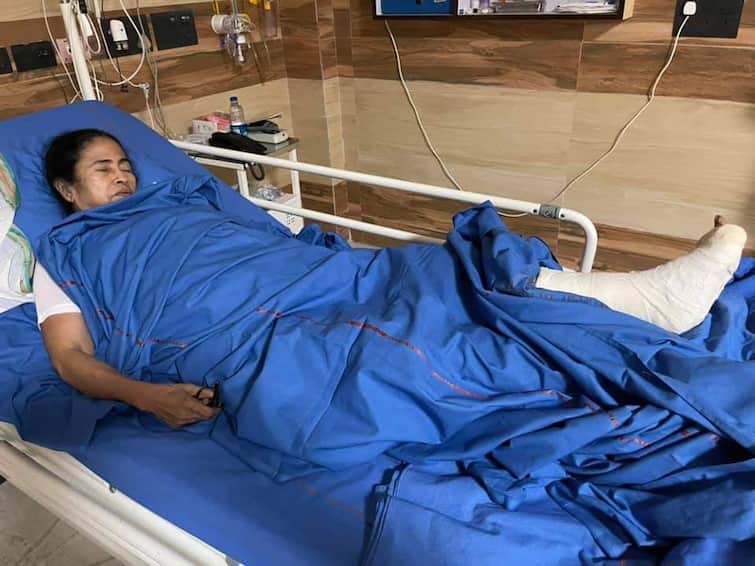 CM Mamata Banerjee Health Update Injury in left ankle doctor full report status WB CM Mamata injured in Nandigram Yesterday Mamata Banerjee Health: বাঁ পায়ের পাতায়, গোড়ালিতে চিড়, 'বুকে ব্যথা-শ্বাসকষ্ট', ৪৮-৭২ ঘণ্টা পর্যবেক্ষণে মুখ্যমন্ত্রী