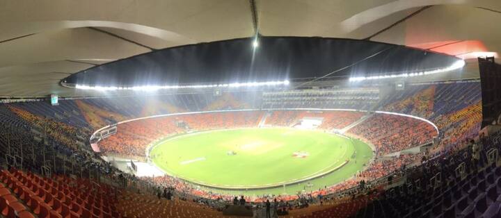 ભારતીય સમય મુજબ સાંજે 7  કલાકે મેચ શરૂ થશે. 6.30 કલાકે ટોસ થશે. ટેસ્ટ મેચનું લાઇવ ટેલિકાસ્ટ સ્ટાર સ્પોર્ટ્સ નેટવર્ક પરથી થશે. જ્યારે ઓનલાઈન સ્ટ્રીમિગ હોટસ્ટાર નેટવર્કથી જોઈ શકાશે. જે લોકોના ઘરે ચેનલ ન હોય તેઓ દૂરદર્શન પરથી ફ્રીમાં મેચ નીહાળી શકશે.