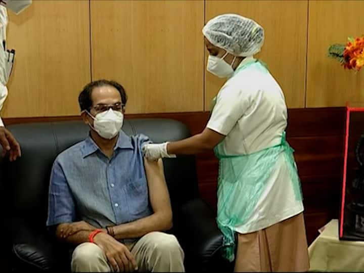 Corona vaccine Chief Minister Uddhav Thackeray to vaccinated against corona Corona Vaccine |  मुख्यमंत्री उद्धव ठाकरे यांनी घेतली कोरोनाची लस!