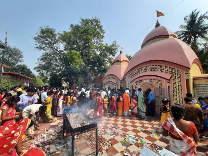 বর্ধমানের একশো আট মন্দিরের খ্যাতি এখন ভারত জোড়া। সারা বছর দেশের বিভিন্ন রাজ্য থেকে ভক্তরা এই মন্দিরে পুজো দিতে আসেন।