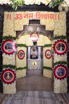 Mahashivratri 2021 | महाशिवरात्रीनिमित्त विठ्ठल मंदिराला शेवंती व बेलपत्राची आरस