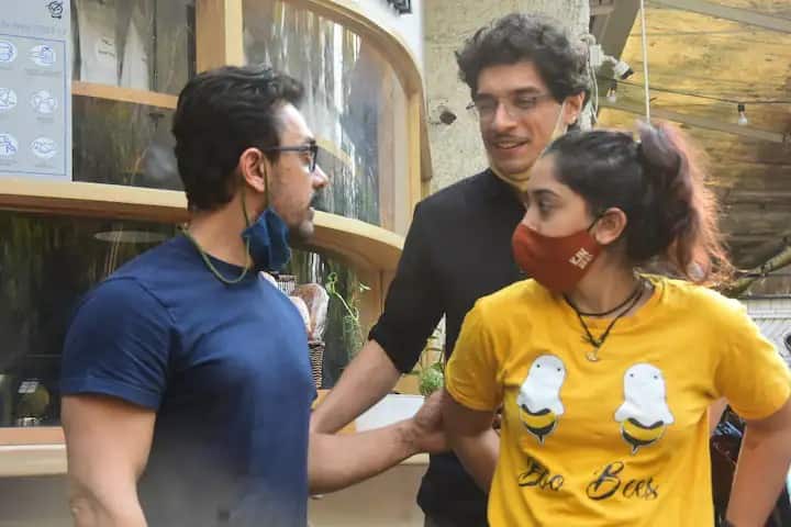 ক্যামেরায় পোজ দেওয়ার সময় তাঁদের মজা করতে দেখা গেল।