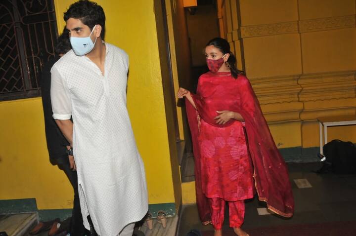 या फोटोत दिसून येते की, आलिया भट्ट मंदिराच्या बाहेर उभी आहे. तिच्यासोबत 'ब्रह्मास्त्र' चित्रपटाचा दिग्दर्शक आणि तिचा मित्र अयान मुखर्जी देखील होता. (Photo Credit: Manav Manglani)