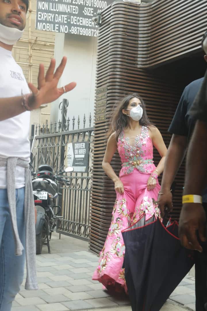 The 'Simmba' actress' outfit has some beautiful embroidery works on it. (Image courtesy - Manav Manglani)