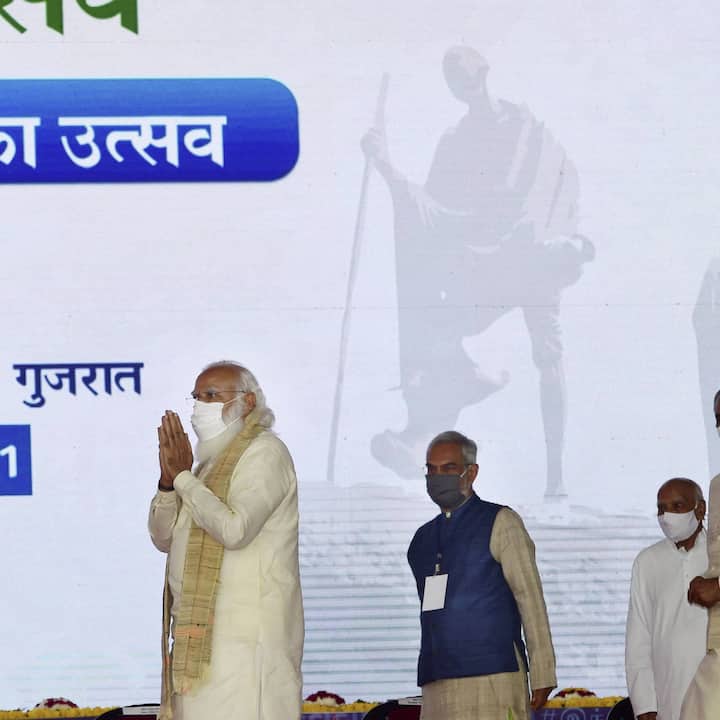 আজ সকালেই আমদাবাদের এয়ারপোর্টে নামেন নরেন্দ্র মোদি। সেখান থেকে তিনি যান সবরমতী আশ্রমে। গাঁধীমূর্তির পাদদেশে শ্রদ্ধার্ঘ্য অর্পন করেন তিনি।