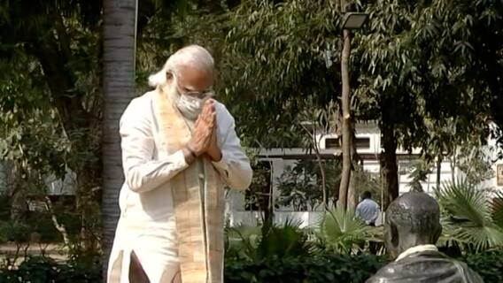 Azadi Ka Amrut Mahotsav:PM મોદીએ સાબરમતી આશ્રમની લીધી મુલાકાત,ગાંધી બાપુની પ્રતિમાને સુતરની આંટી પહેરાવી
