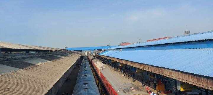 ਦੇਸ਼ ਦੇ ਵੱਖ-ਵੱਖ ਮਹਾਂਨਗਰਾਂ ਨੂੰ ਰੇਲ ਗੱਡੀਆਂ ਰਵਾਨਾ ਹੋ ਰਹੀਆਂ ਹਨ।