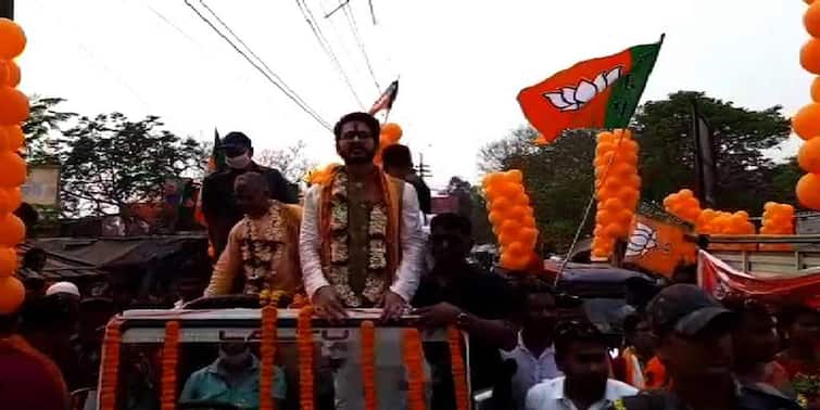 West Bengal Election 2021: Actor Hiran Chatterjee files nomination for BJP with Dilip Ghosh today WB Election 2021: দিলীপের সঙ্গে হুডখোলা জিপে র‍্যালি, মনোনয়ন জমা অভিনেতা হিরণের