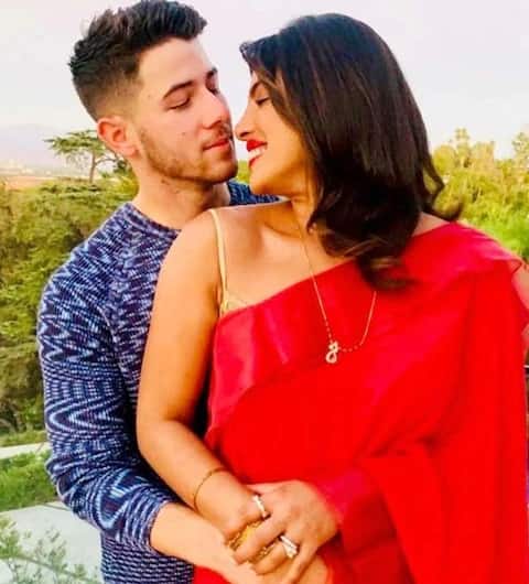 प्रियांकाकडे अनेक लक्झरी गाड्याही आहेत. तिच्याकडे रॉल्स रॉयल, बीएमडब्ल्यू, मर्सिडीज, पोर्श केयेन, कर्मा फिशर यांसारख्या महागड्या ब्रॅण्डच्या गाड्या असून त्यांच्या किंमती लाखो आणि कोट्यवधी आहे. (Photo Credit- Instagram)