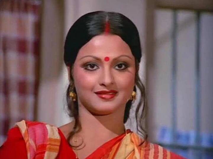 रेखाला काही लोकांनी हा प्रश्न विचारला. पण तिने नेहमीच  हुशारीने या प्रश्नाचे उत्तर देण्याचे टाळले. अनेक वेळा प्रश्न विचारल्यावर तिने सांगितले की, ती ज्या शहरातून येते तिथे कुंकू लावणे फॅशनचा भाग आहे.