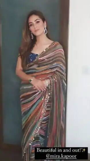 বলিউড তারকা শাহিদ কপূরের স্ত্রী মীরা রাজপুত সম্প্রতি এক বন্ধুর বিয়েতে গিয়েছিলেন। সেখানে মাল্টি-কালারড স্ট্রাইপড শাড়িতে দেখা যায় তাঁকে। ছবি সৌজন্যে ইনস্টাগ্রাম