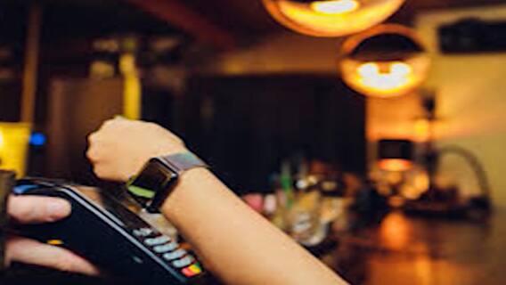 हातातल्या घड्याळानेच करा पेमेंट, AXIS बॅंकेकडून 750 रुपयात खास सुविधा