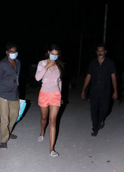 दिशा पाटनीचा नुकताच एक फोटो व्हायरल झाला, या फोटोमध्ये दिशा मुंबईच्या रिक्षामध्ये बसलेली दिसली. हा फोटो सोशल मीडियावर प्रचंड व्हायरल झाला. त्यावर दिशाचे चागते प्रतिक्रिया देत कमेंट्समध्ये अनेक प्रश्न उपस्थित करत आहेत.