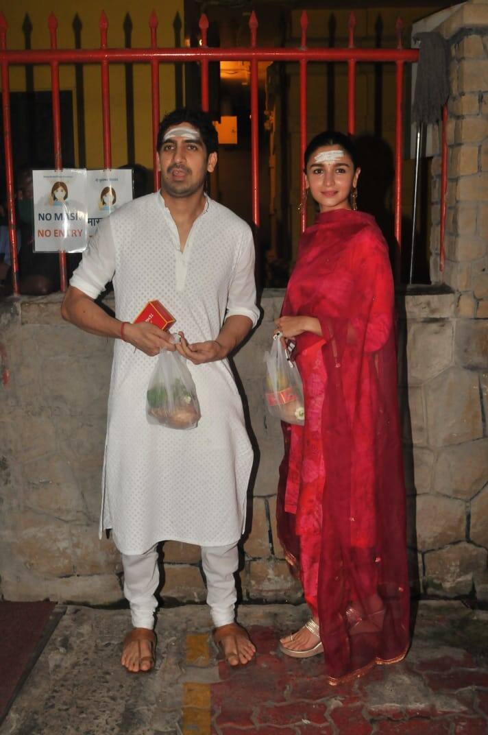 आलियाला जेव्हा विचारले गेले की, या खास क्षणी देवाकडे कोणती इच्छा व्यक्त केली. तेव्हा ती म्हणाली की, मी ती इच्छा शेअर करू शकत नाही. (Photo Credit: Manav Manglani)