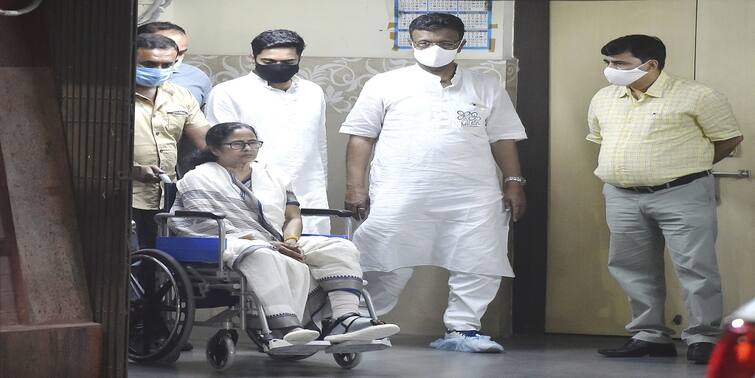 Mamata Banerjee Health Update: Bengal CM comes out from SSKM Hospital after treatment with Abhishek Banerjee CM Mamata Banerjee discharged হাসপাতাল থেকে ছাড়া পেলেন মুখ্যমন্ত্রী