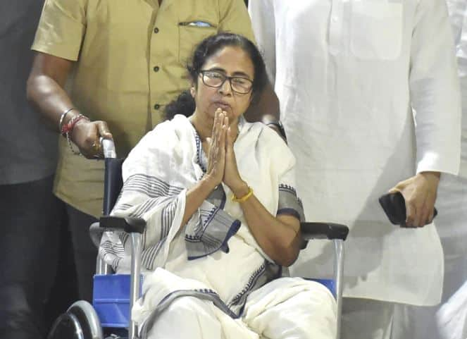 mamata banerjee discharge from hospital  મુખ્યમંત્રી મમતા બેનર્જીને 48 કલાક બાદ હોસ્પિટલમાંથી મળી રજા, વ્હીલ ચેર પર જોવા મળ્યા 