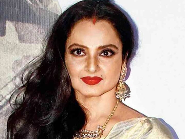 रेखा अनेकदा तिच्या भांगेत कुंकू लावताना दिसून येते. त्यामुळे ती नक्की कोणाच्या नावाचे कुंकू लावते हा प्रश्न उपस्थित होतो.