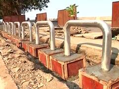 Marine Drive किनारी सुरक्षा कठडे उभारण्याचं काम; गुप्तचर यंत्रणांच्या इशाऱ्यानंतर काम सुरु