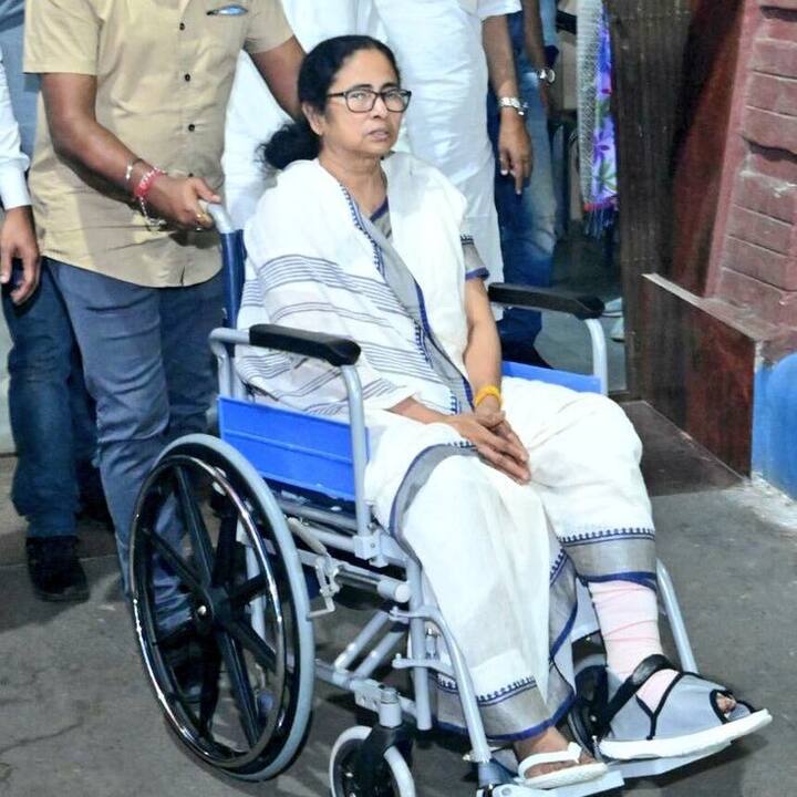 ममता बॅनर्जी यांना काही सूचना देण्यात आल्या आहेत, त्या आता थोडीशी हालचाल करू शकतात. मात्र, ममता यांना व्हील चेअर वापरावी लागणार आहे
