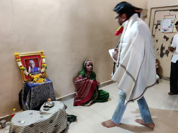 जॅकी श्रॉफ ठाकर कुटुंबियांचे सांत्वन करायला आले होते.