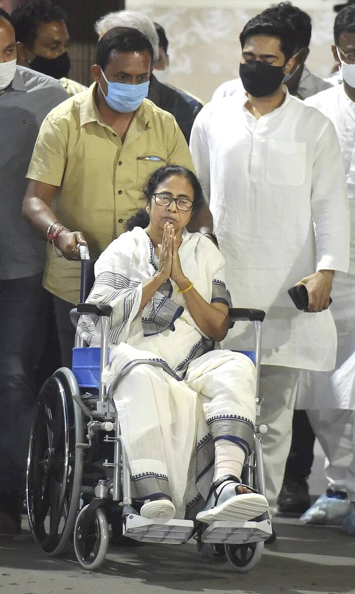 ममता बॅनर्जी यांच्या म्हणण्यानुसार, नंदीग्राममध्ये निवडणूक प्रचारादरम्यान चार-पाच जणांनी त्यांच्यावर हल्ला केला आणि त्यांना ढकलले तसेच कारच्या दरवाजाला दणका दिला ज्यामुळे त्या जखमी झाल्या.