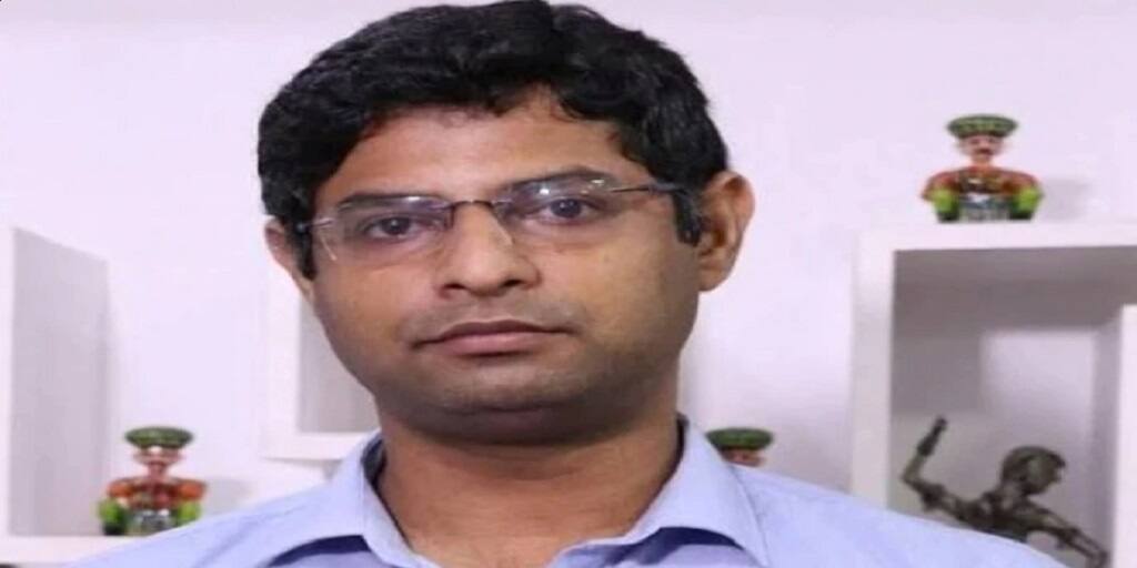 IAS Success Story of Topper Paritosh Pankaj IAS Success Story : বেসরকারি চাকরি ছেড়ে শুরু করেন প্রস্তুতি, তিনবার ব্যর্থও হন