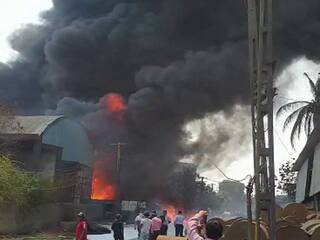 Vapi : સોલવંટનું ટ્રેડિંગ કરતી કંપનીમાં લાગી ભીષણ આગ, આસપાસની કંપનીઓમાં મચી ગઈ દોડધામ