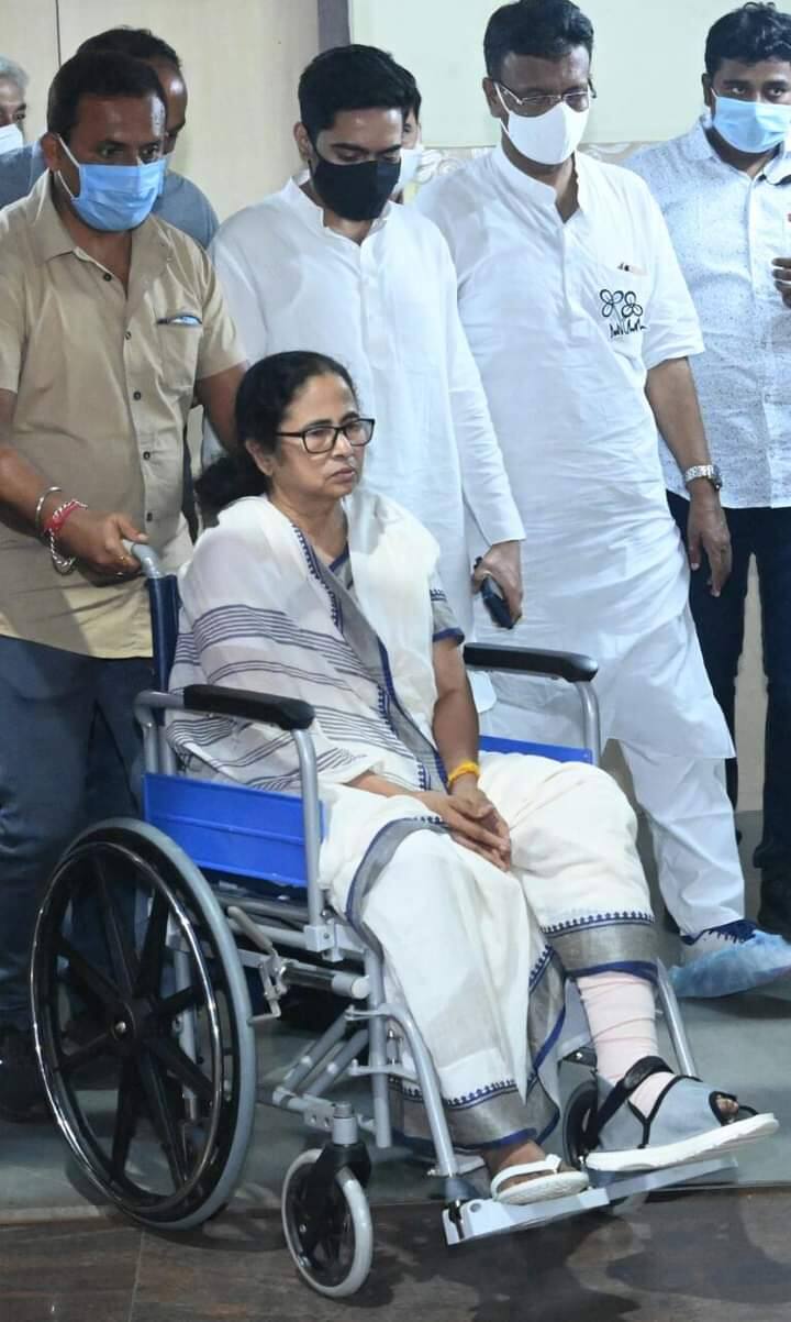 पश्चिम बंगालच्या मुख्यमंत्री आणि टीएमसी अध्यक्ष ममता बॅनर्जी यांना रुग्णालयातून डिस्चार्ज देण्यात आला आहे. सीएम ममता पुढील दोन-तीन दिवस डॉक्टरांच्या निरीक्षणाखाली असणार आहेत.