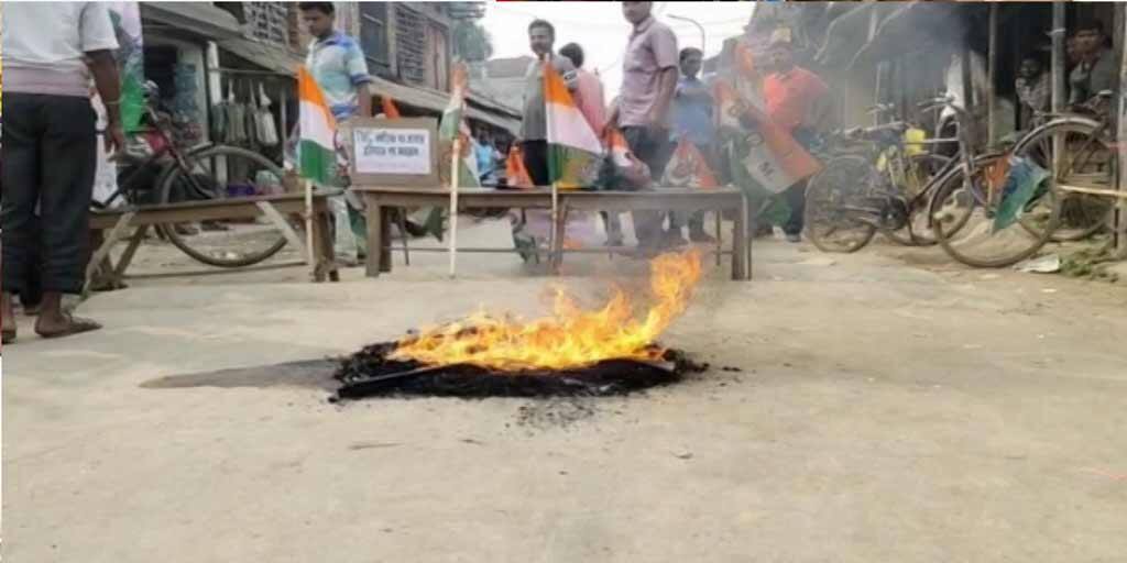 BJP, TMC Workers Clash: ময়নায় তৃণমূল-বিজেপি সংঘর্ষ, পথ অবরোধ BJP vs TMC Clash WB election 2021 Tensions escalated Maina East Midnapore BJP accused of vandalizing homes BJP, TMC Workers Clash: ময়নায় তৃণমূল-বিজেপি সংঘর্ষ, পথ অবরোধ