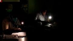भांडुपमधील निवडणूक कार्यालयाची बत्तीगुल! मोबाईल टॉर्चच्या प्रकाशात काम करण्याची वेळ