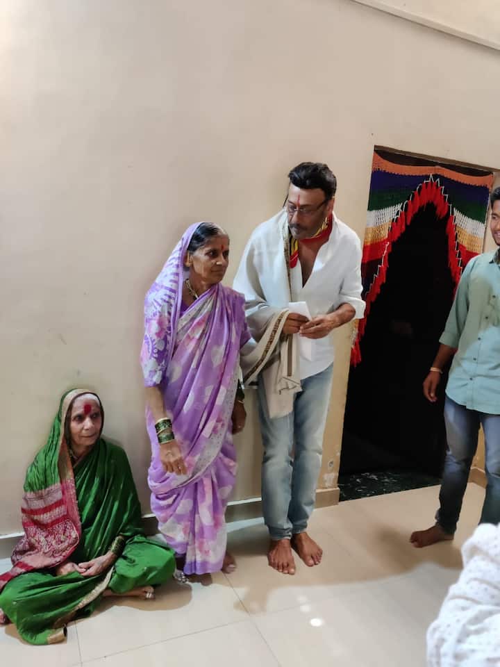 आज्जींच्या जाण्याने दीपाली अस्वस्थ होती, म्हणून जॅकीदा थेट पवनानगरला आले आणि त्यांनी कुटुंबियांचं सांत्वन केलं.   यावेळी त्यांची साधी राहणी सर्वांना सुखद धक्का देणारी ठरली.