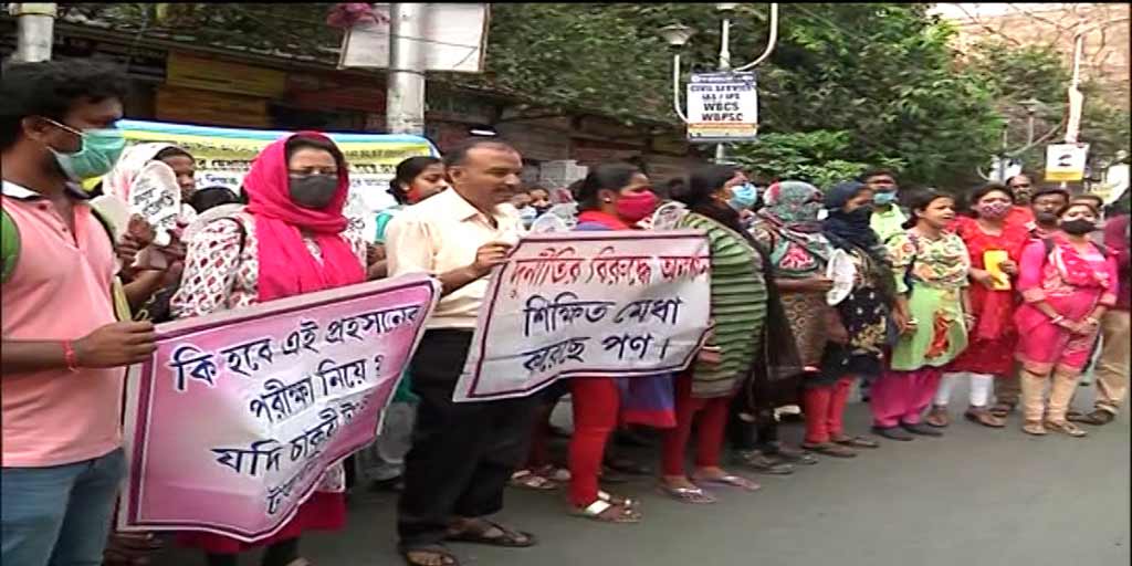 Mock Classroom Protest: প্রতীকী ক্লাসরুম কলেজ স্ট্রিটে, অভিনব আন্দোলন শিক্ষক পদপ্রার্থীদের