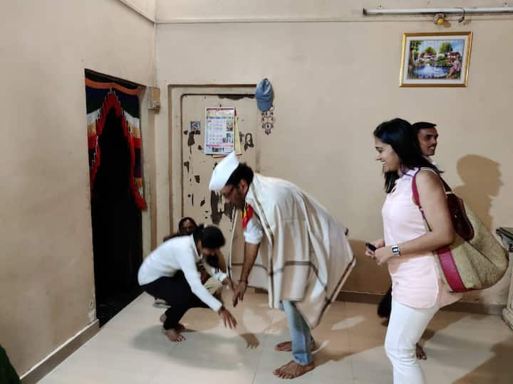 त्यांच्याकडे कामाला असलेल्या दिपाली तुपेच्या आजीचं निधन झालं होतं.