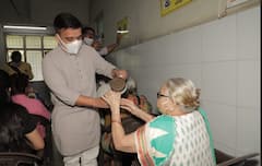 Surat: ભાજપના ધારાસભ્ય હર્ષ સંઘવીએ કોરોના વેક્સીન લેનારાઓને ચા-નાસ્તો કરાવ્યો